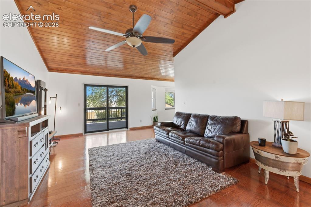 Image 3 of 20: Living Room