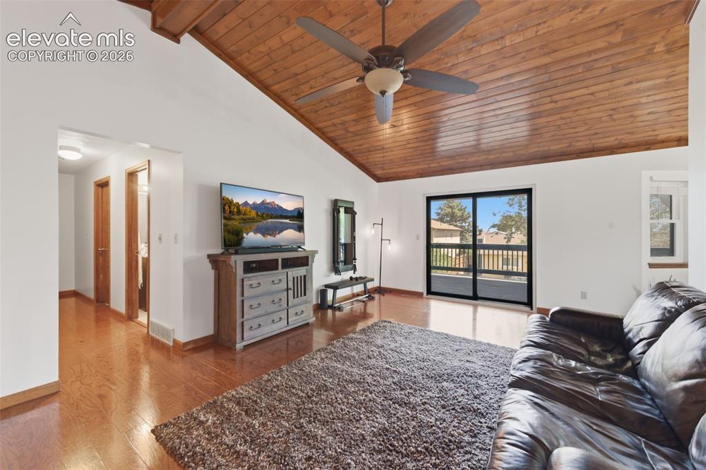 Image 4 of 20: Living Room