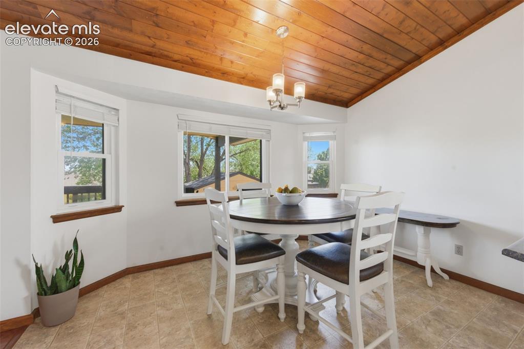 Image 7 of 20: Dining Area