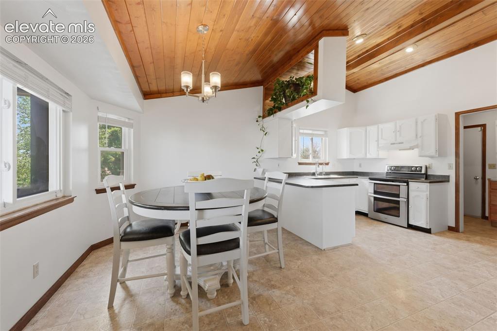 Image 8 of 20: Dining Area