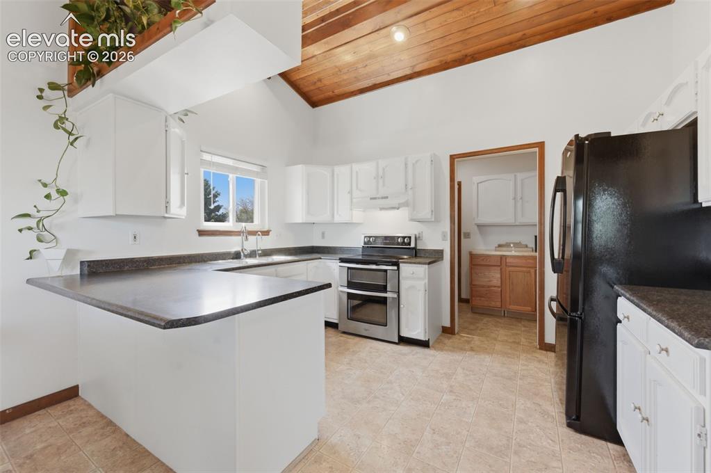 Image 9 of 20: Kitchen