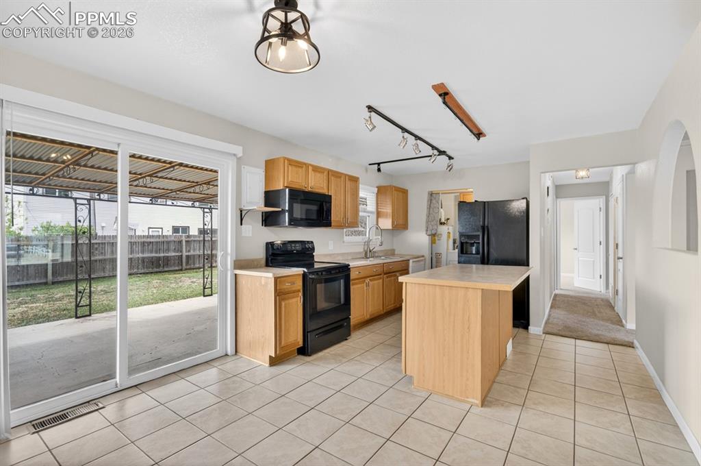 Image 13 of 29: Kitchen