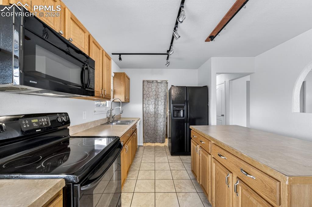 Image 14 of 29: Kitchen