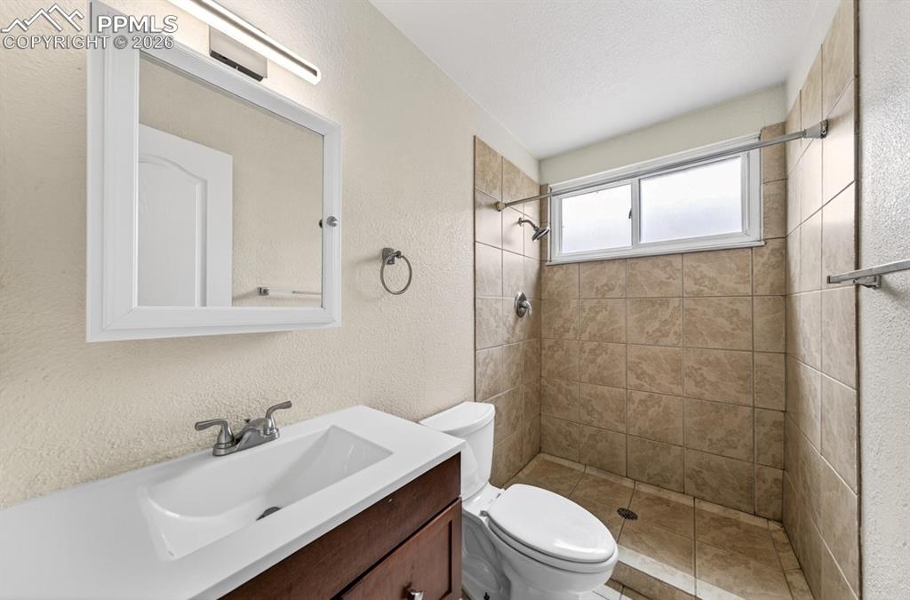 Image 18 of 29: Bathroom