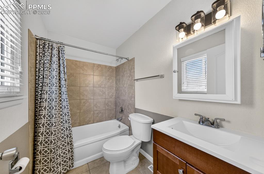 Image 26 of 29: Bathroom