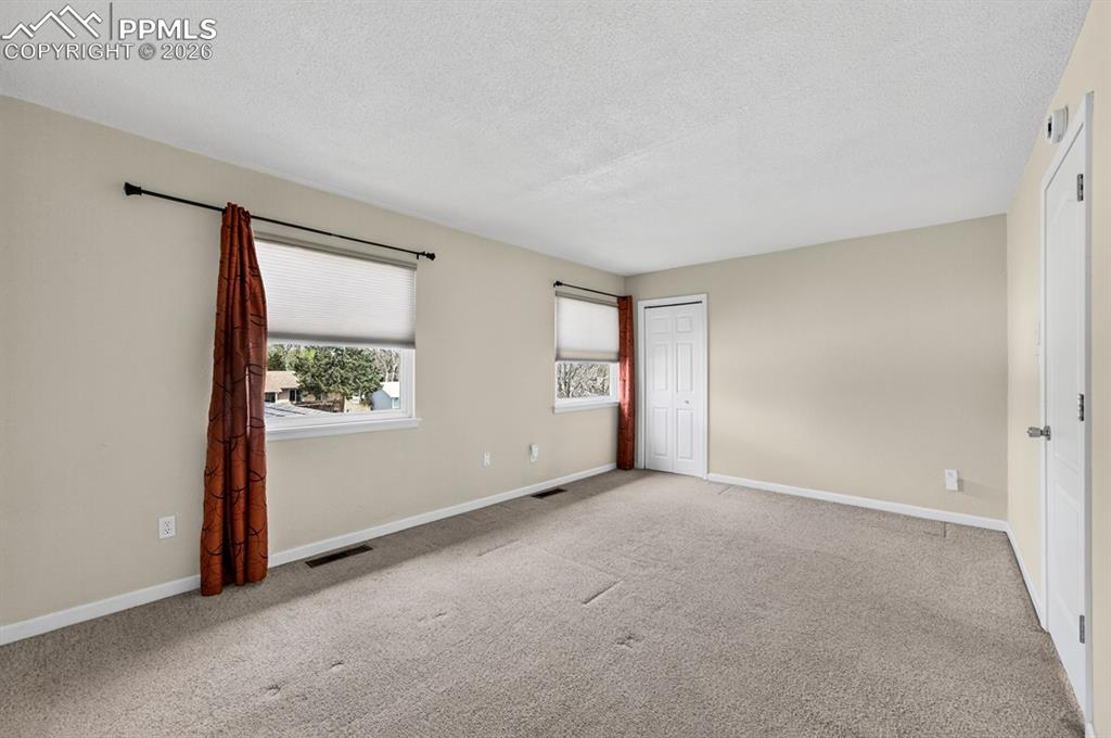 Image 28 of 29: Bedroom