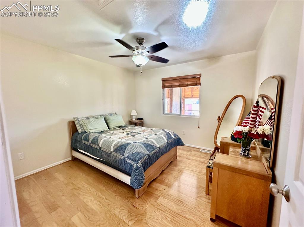 Image 15 of 26: Bedroom