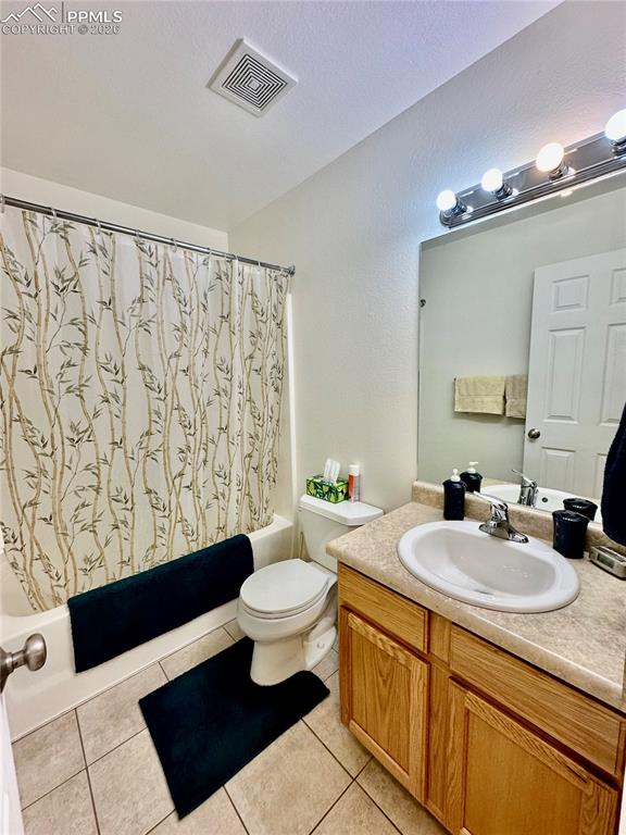 Image 16 of 26: Bathroom