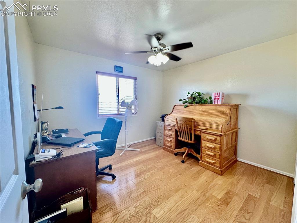 Image 17 of 26: Office