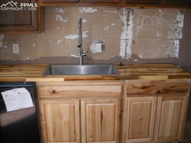 Image 18 of 40: Kitchen