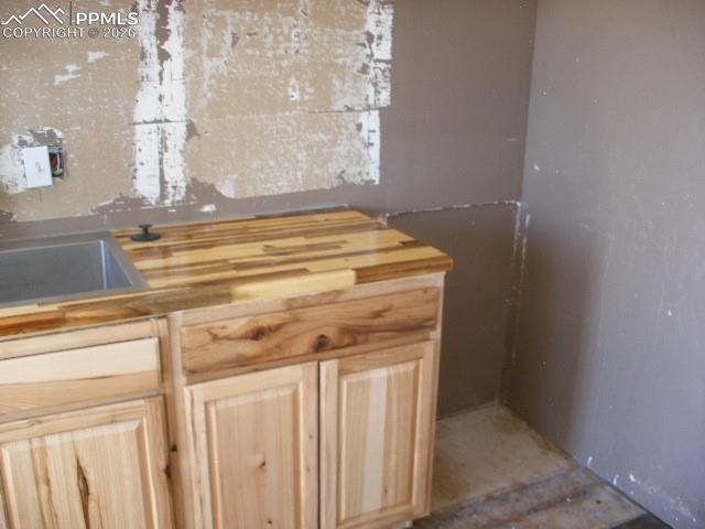 Image 20 of 40: Kitchen