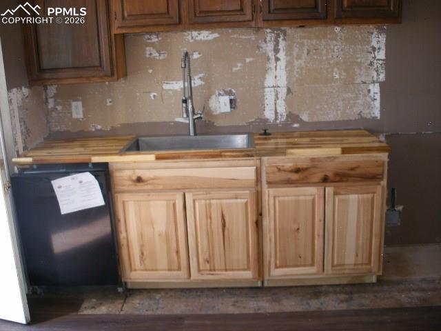 Image 21 of 40: Kitchen