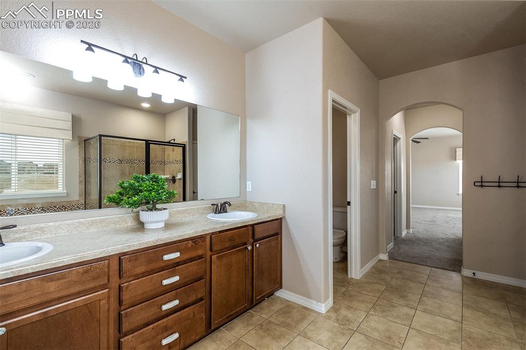 Image 24 of 36: Bathroom