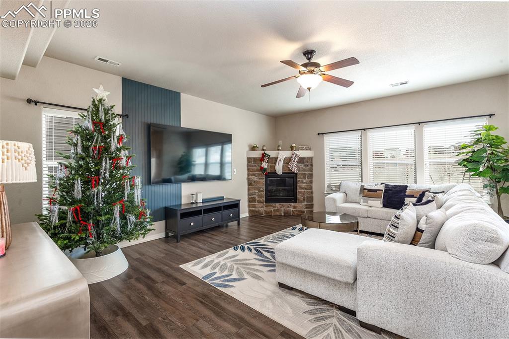 Image 3 of 36: Living Room