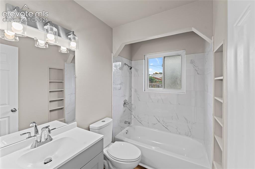 Image 8 of 33: Bathroom