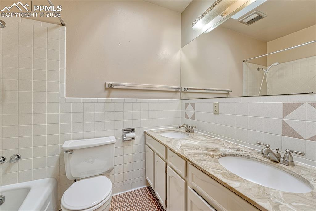 Image 21 of 49: Bathroom