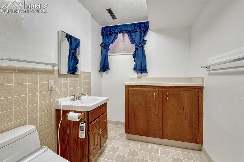 Image 33 of 49: Bathroom