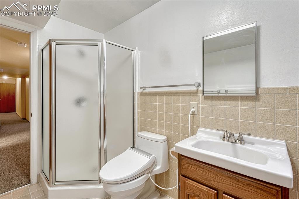 Image 34 of 49: Bathroom