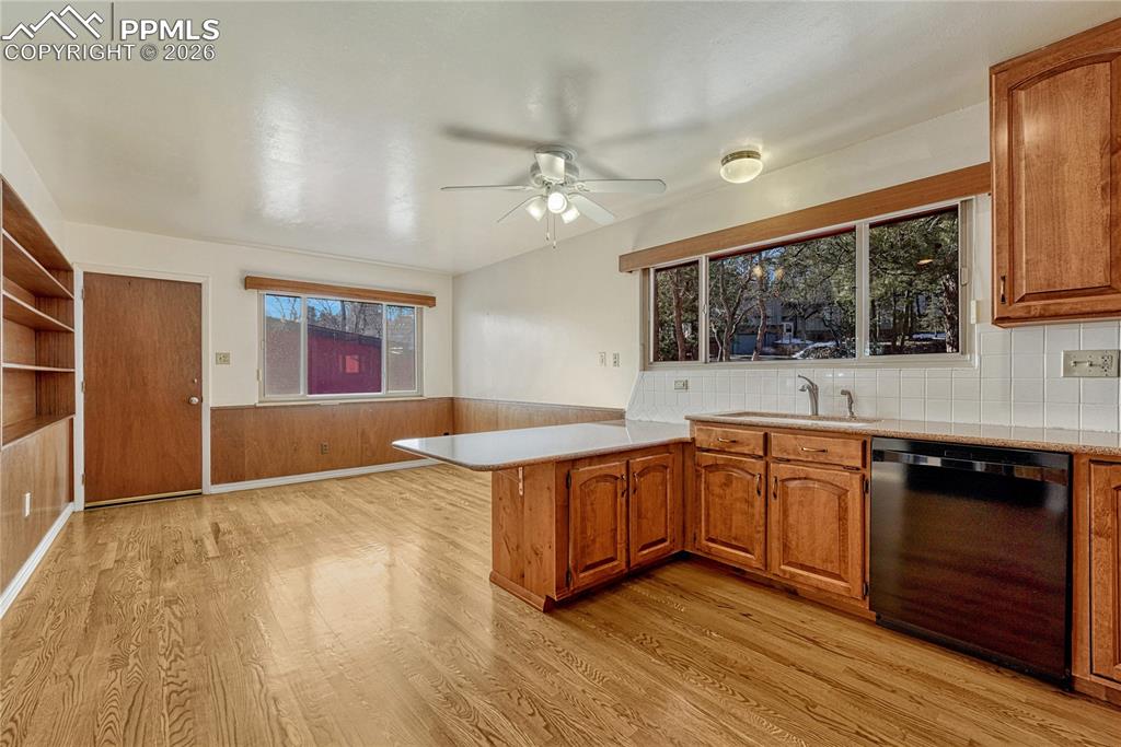 Image 9 of 49: Kitchen