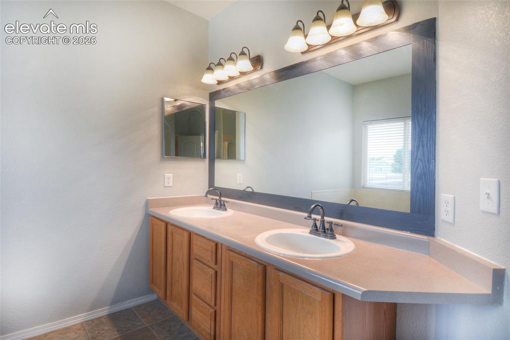Image 15 of 32: Bathroom