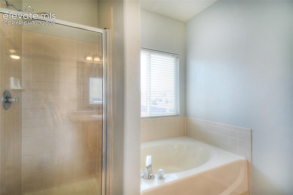 Image 16 of 32: Bathroom