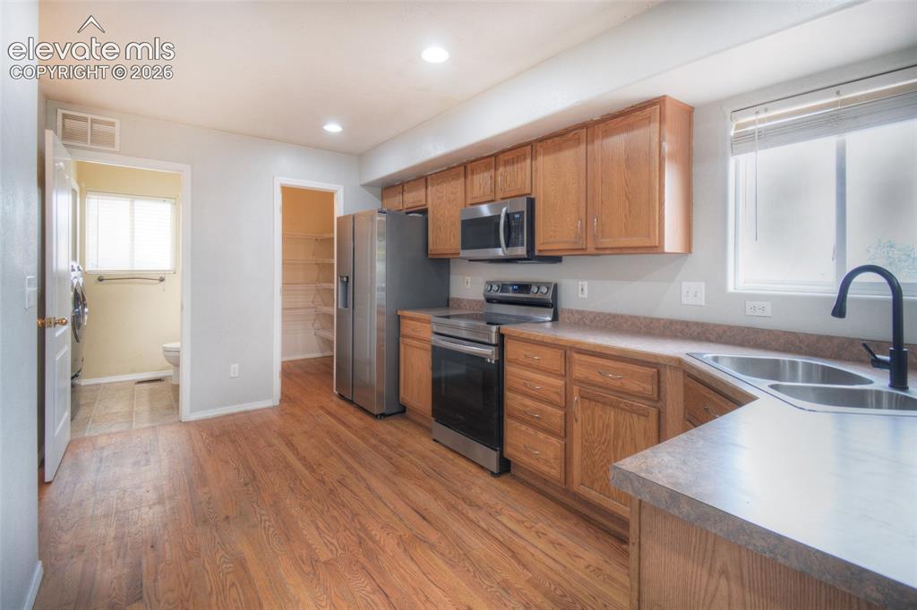 Image 8 of 32: Kitchen
