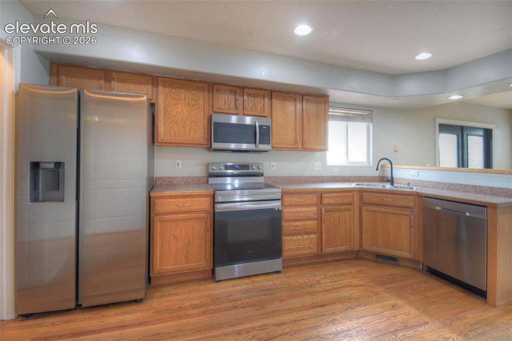 Image 9 of 32: Kitchen