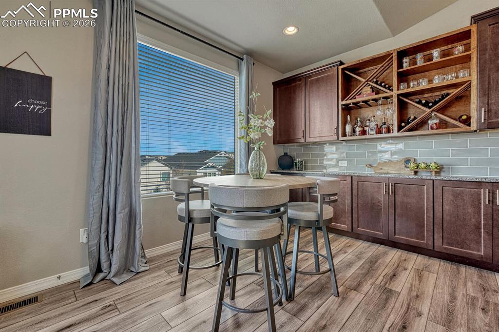 Image 20 of 50: Dining Nook located off the Kitchen for informal dining.