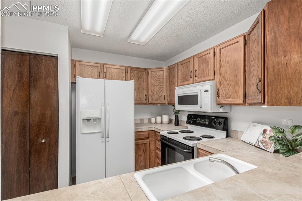 Image 11 of 25: Kitchen