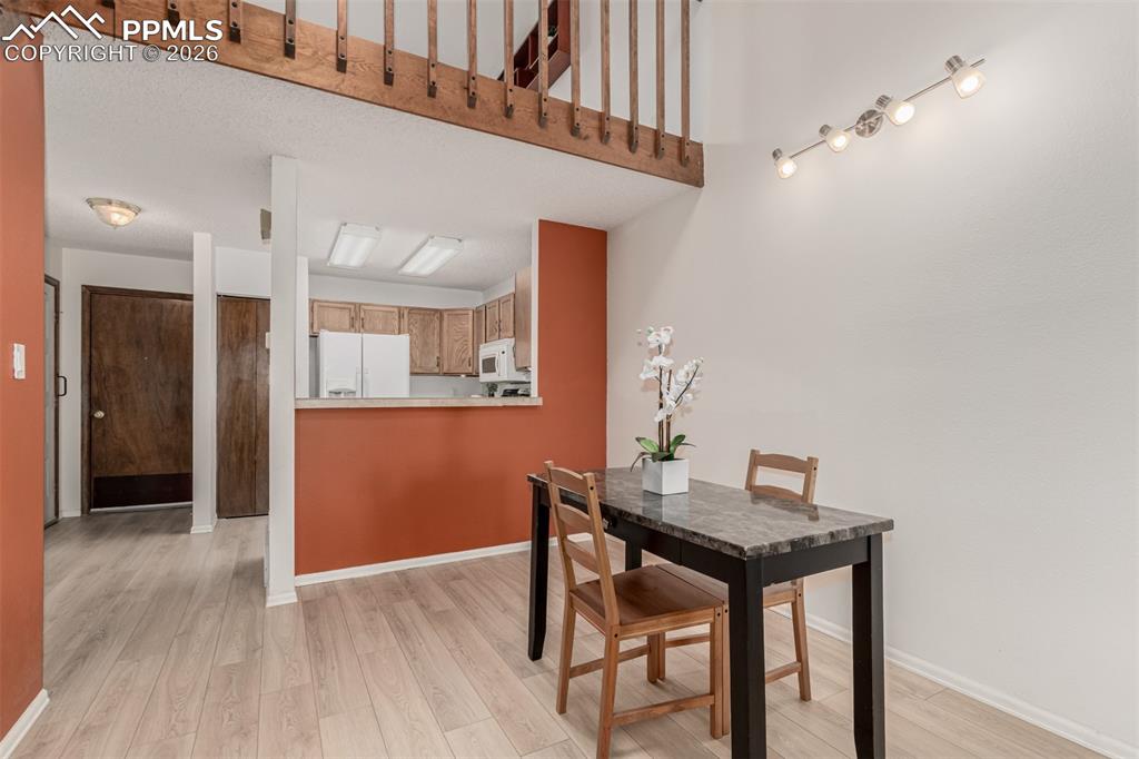 Image 8 of 25: Dining Area