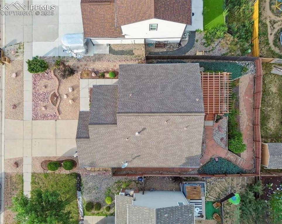 Image 4 of 18: Drone / aerial view