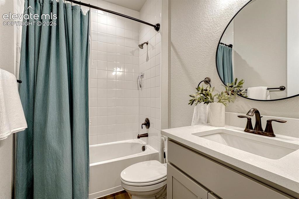 Image 25 of 48: Bathroom