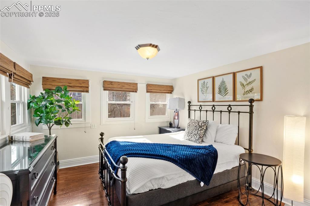 Image 16 of 34: Bedroom