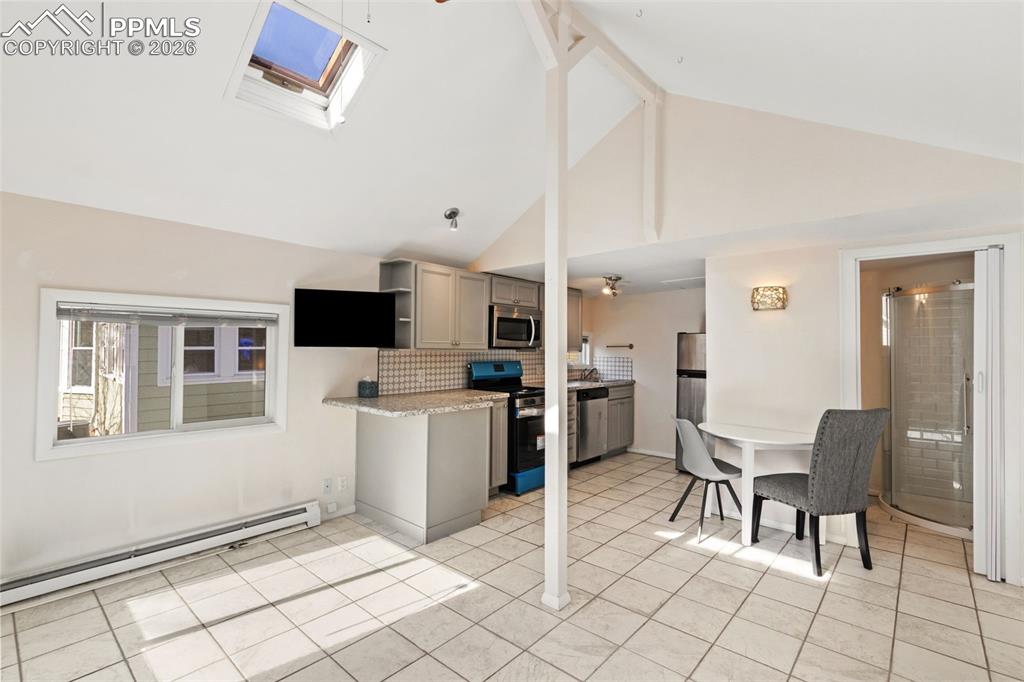 Image 22 of 34: Kitchen