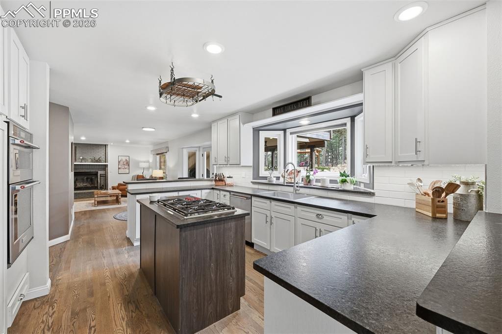 Image 10 of 50: Kitchen