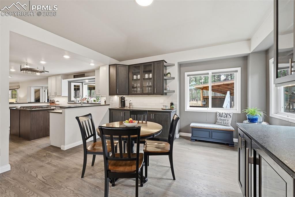 Image 13 of 50: Dining Area