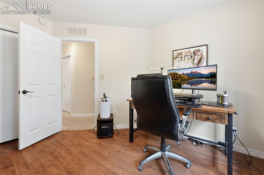 Image 23 of 50: Bedroom