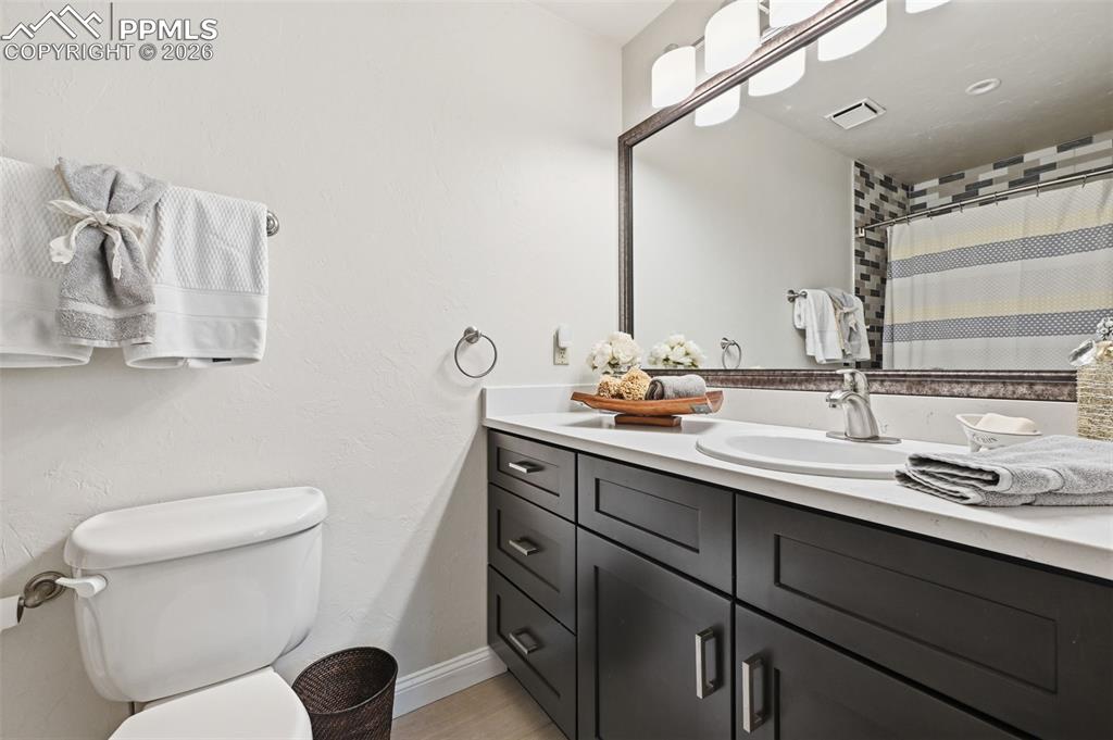 Image 25 of 50: Fulll bathroom on upper floor