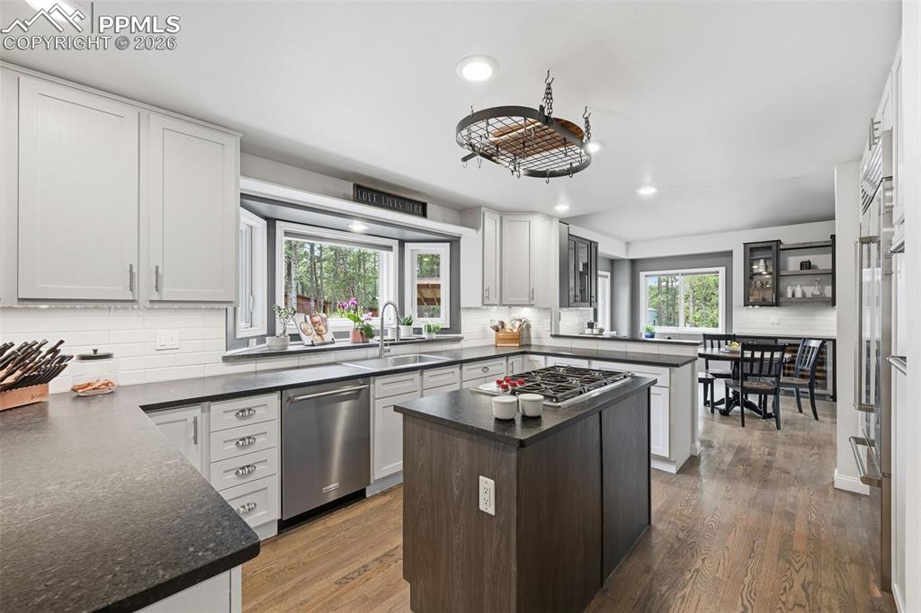 Image 3 of 50: Kitchen