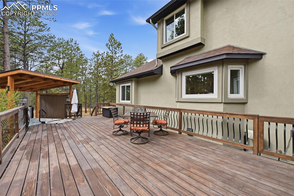 Image 33 of 50: Deck