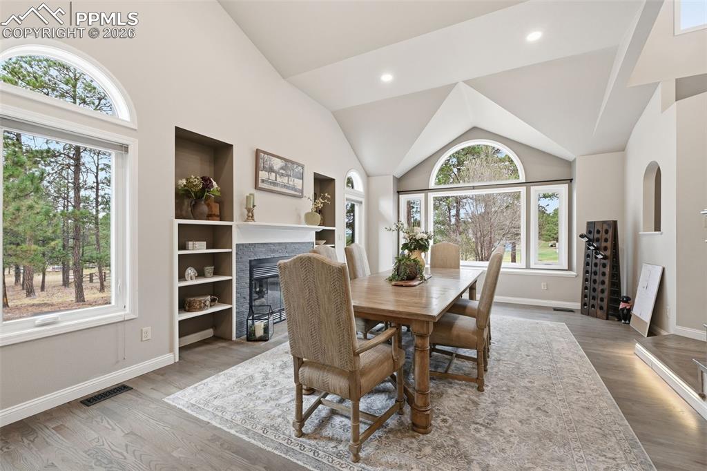 Image 4 of 50: Living Room