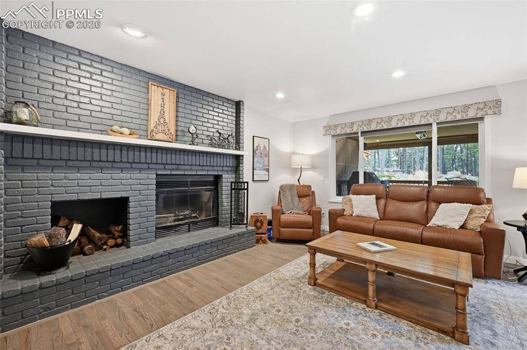 Image 5 of 50: Living Room