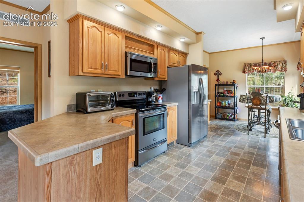 Image 18 of 43: Kitchen