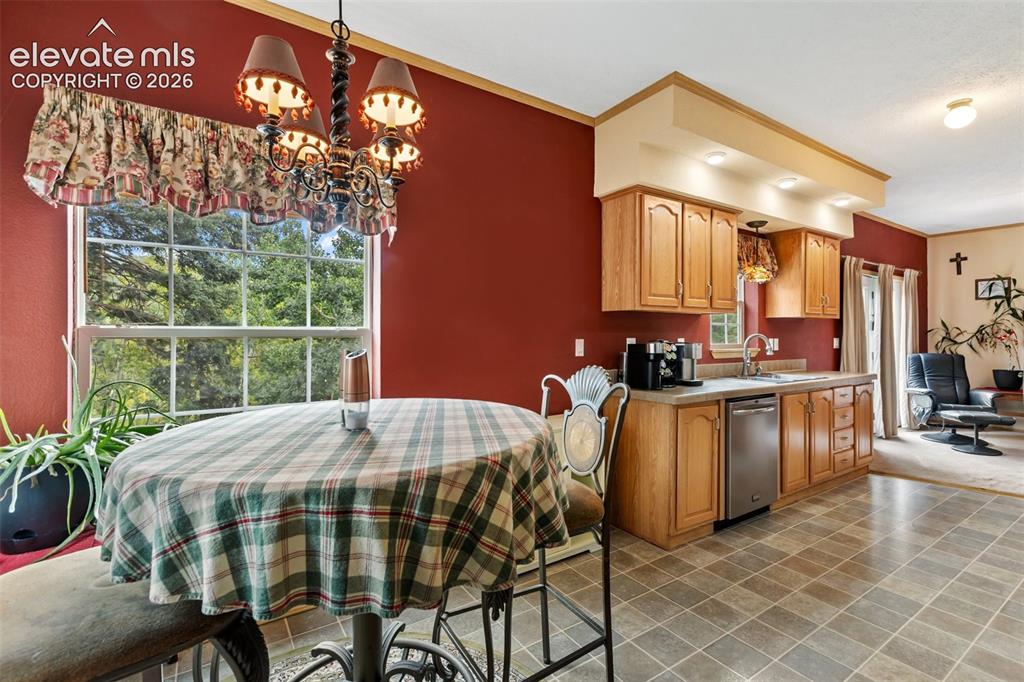 Image 19 of 43: Kitchen
