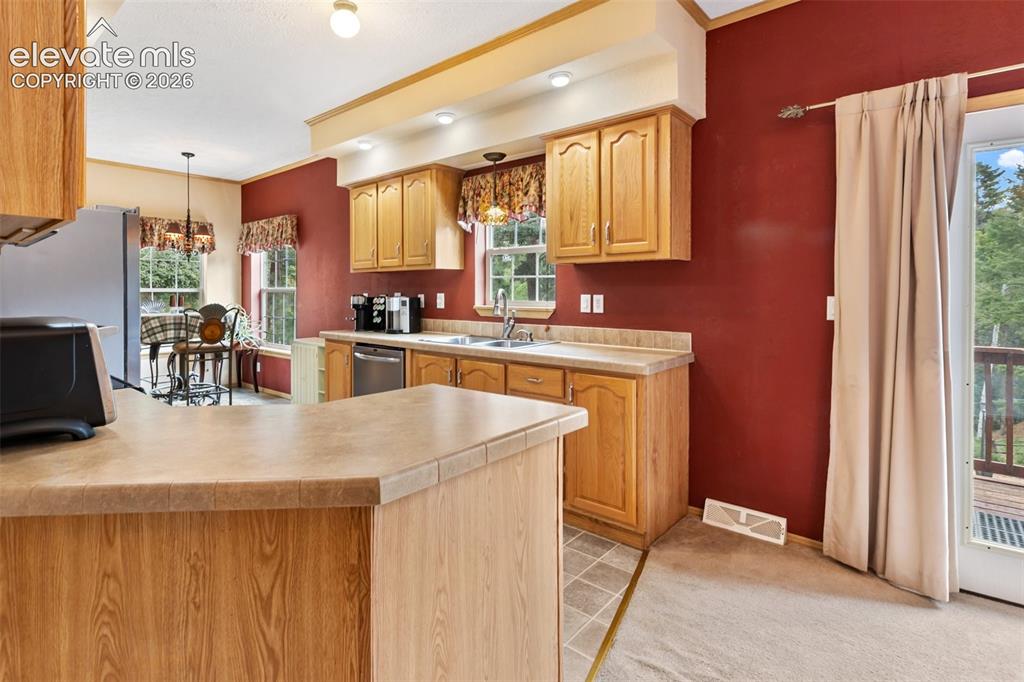 Image 20 of 43: Kitchen