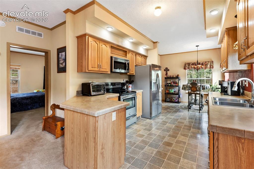 Image 21 of 43: Kitchen
