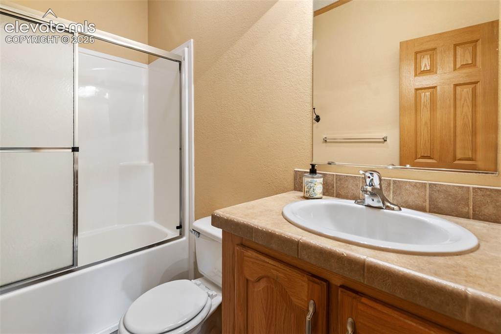 Image 25 of 43: Bathroom