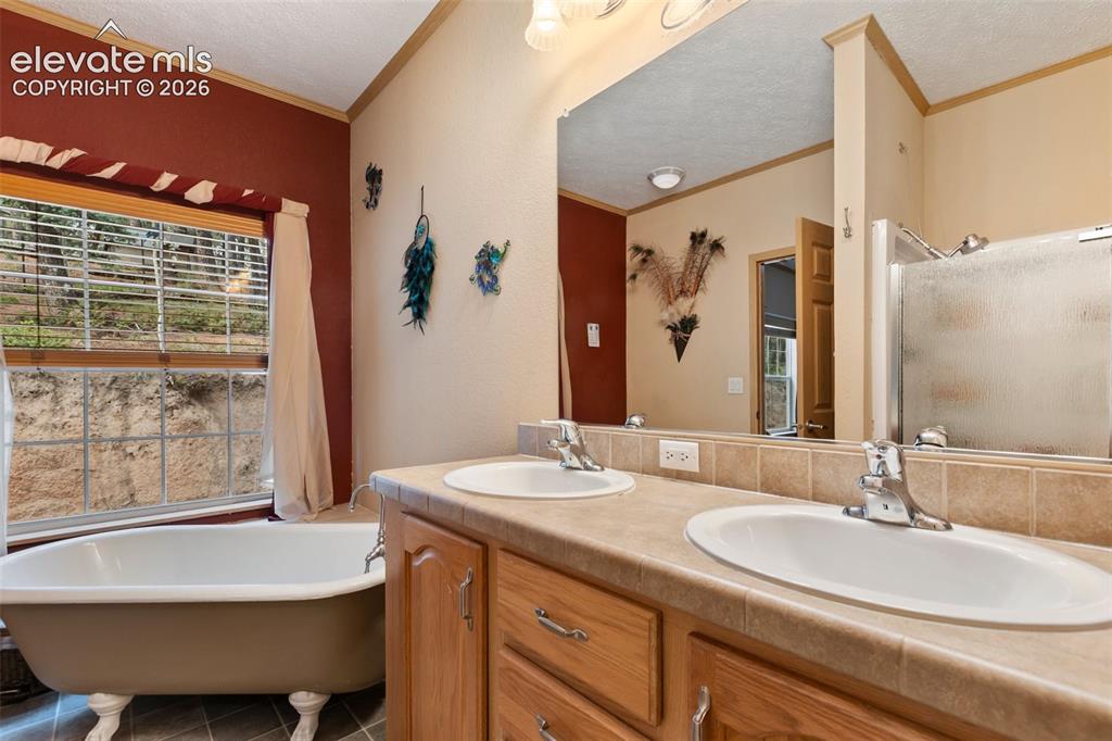 Image 29 of 43: Bathroom