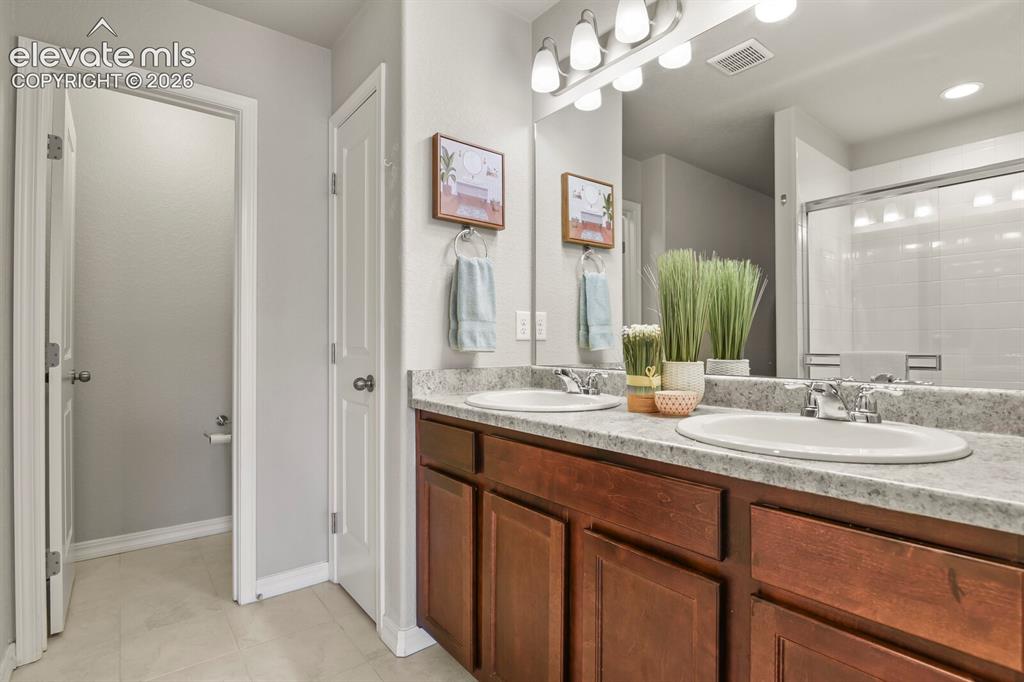 Image 19 of 29: double sinks 
