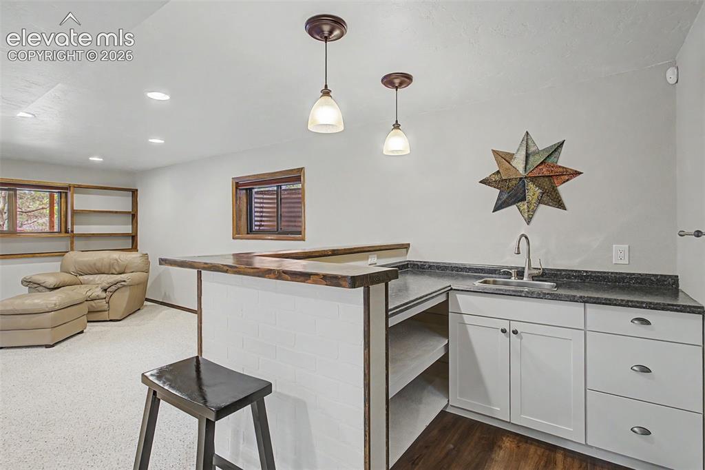 Image 32 of 49: Wet bar